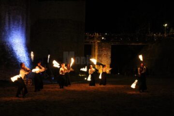 Turnir medieval și spectacole cu flăcări, în șanțul de apărare al Cetății Suceava