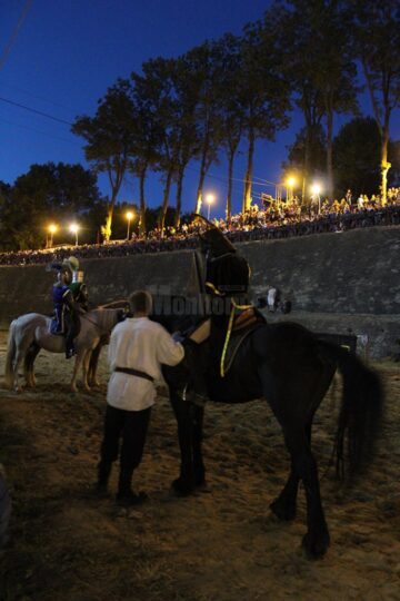 Turnir medieval și spectacole cu flăcări, în șanțul de apărare al Cetății Suceava