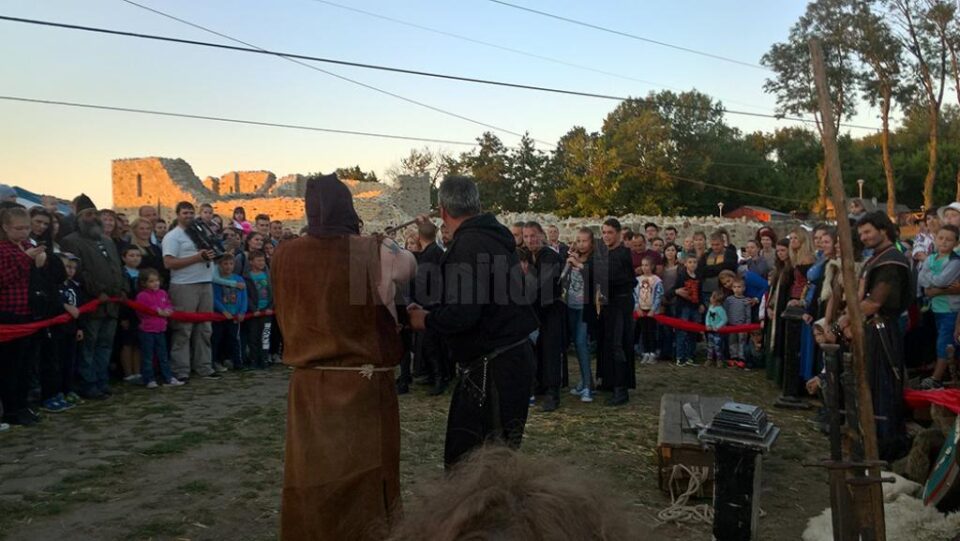 Moment de reculegere și rugăciune pentru Regina Ana, ținut de cavalerii Festivalului Medieval din Cetatea de Scaun a Sucevei