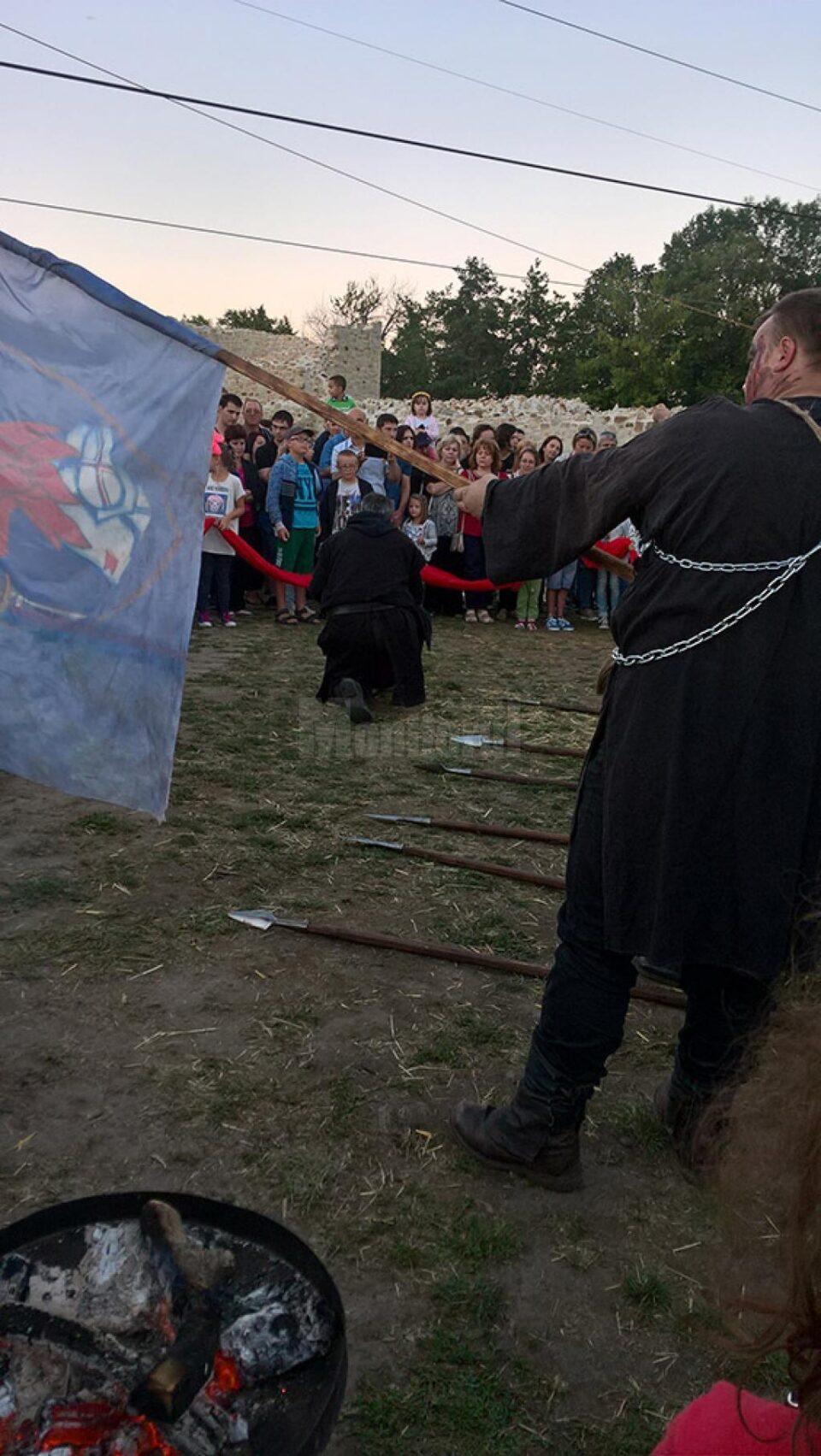 Cavalerii care au participat la cea de-a X-a ediție a Festivalului de Artă Medievală din Cetatea de Scaun a Sucevei au ținut sâmbătă, la ora 12.00, un moment de reculegere în memoria Reginei Ana