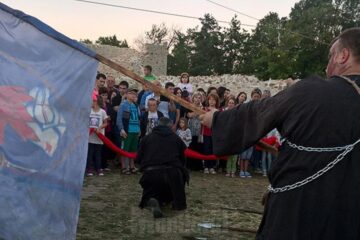 Cavalerii care au participat la cea de-a X-a ediție a Festivalului de Artă Medievală din Cetatea de Scaun a Sucevei au ținut sâmbătă, la ora 12.00, un moment de reculegere în memoria Reginei Ana