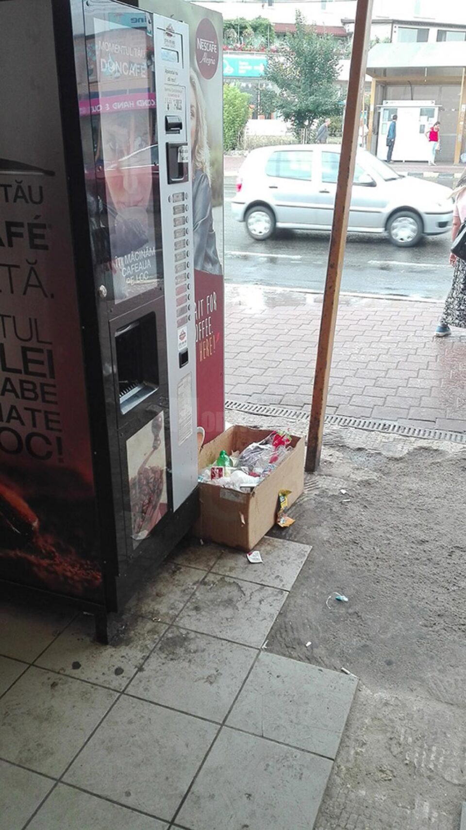 Cei mai civilizați aruncă gunoaiele în niște cutii de carton puse de vânzătoarele de la magazinașele din stație