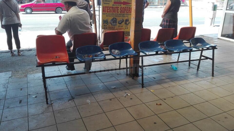 Imaginea stației de așteptare este dezolantă