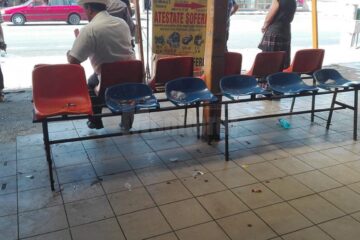 Imaginea stației de așteptare este dezolantă