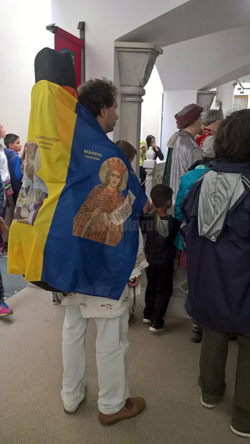 Peste 40 de copii din Bacău și Horodnic, în vizită la Muzeul de Istorie purtând steaguri cu Ștefan cel Mare