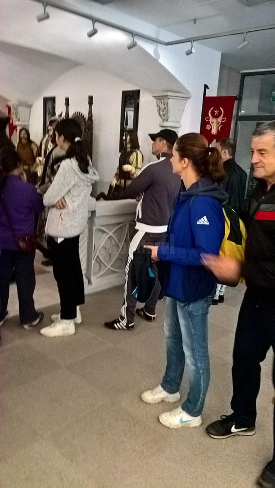 Peste 40 de copii din Bacău și Horodnic, în vizită la Muzeul de Istorie purtând steaguri cu Ștefan cel Mare