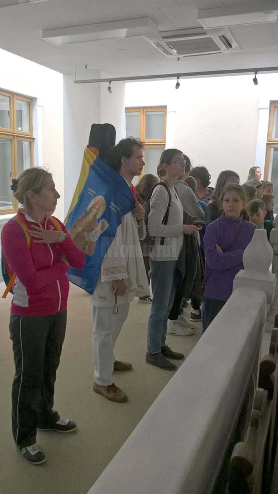 Peste 40 de copii din Bacău și Horodnic, în vizită la Muzeul de Istorie purtând steaguri cu Ștefan cel Mare