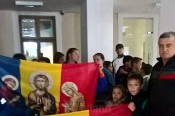 Copii din Bacău și Horodnic, în vizită la Muzeul de Istorie purtând steaguri cu Ștefan cel Mare