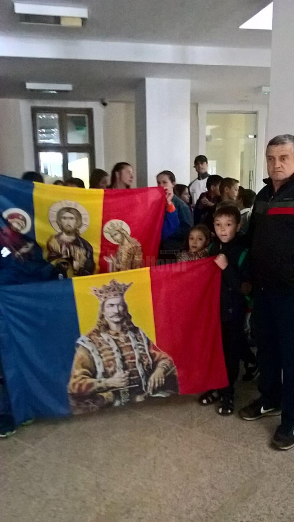 Copii din Bacău și Horodnic, în vizită la Muzeul de Istorie purtând steaguri cu Ștefan cel Mare