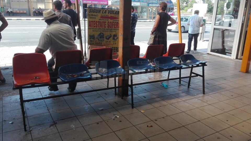 Cea mai aglomerată stație de transport public din Suceava, sufocată de gunoaie și distrusă periodic