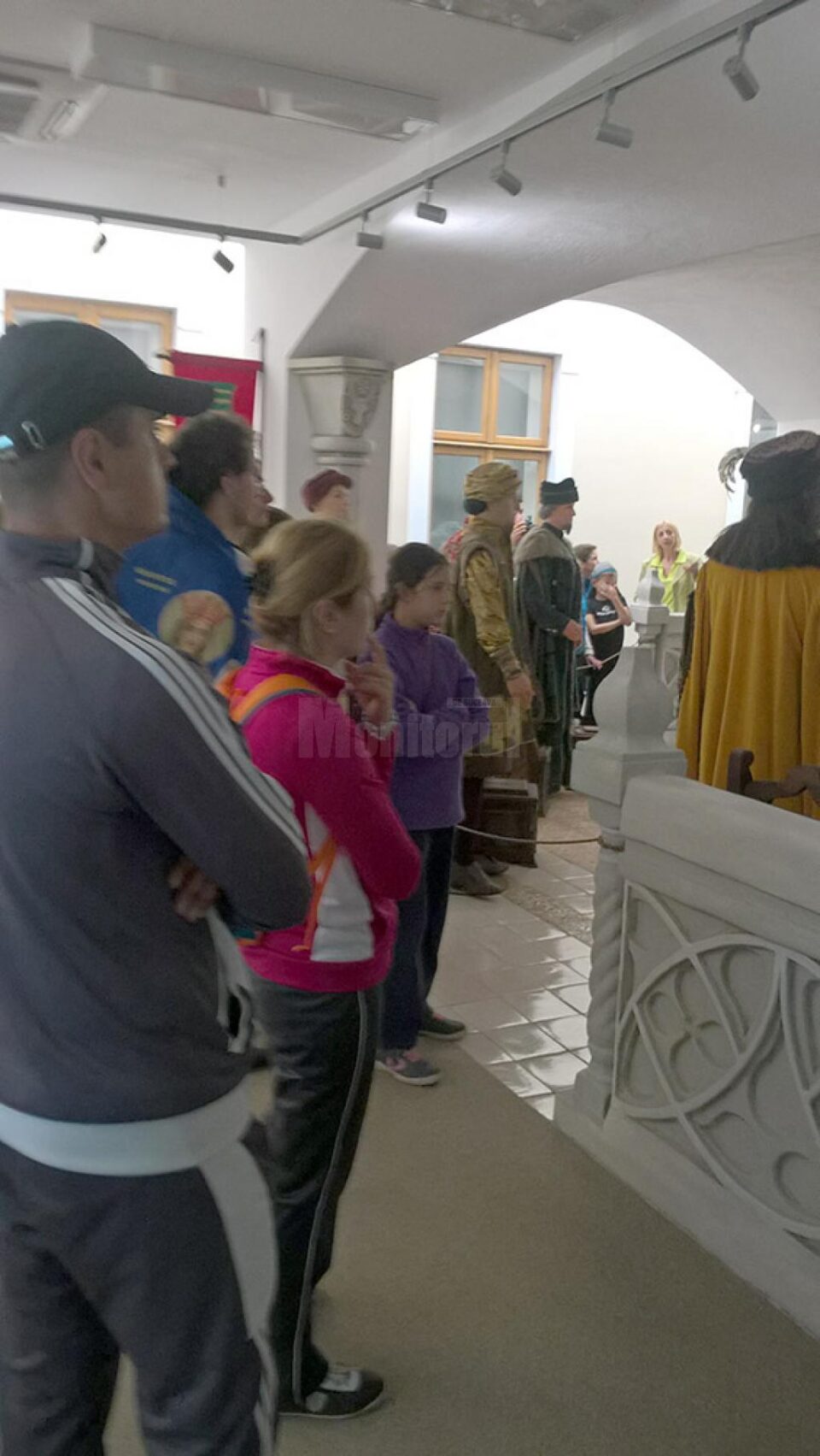 Peste 40 de copii din Bacău și Horodnic, în vizită la Muzeul de Istorie purtând steaguri cu Ștefan cel Mare