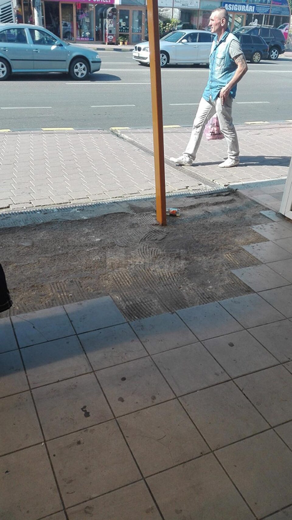 Cea mai aglomerată stație de transport public din Suceava, sufocată de gunoaie și distrusă periodic