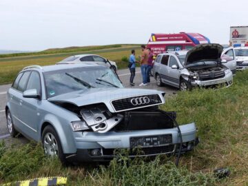 Primele două autoturisme avariate în urma depășirii imprudente au fost un Audi A4 și o Dacie Logan