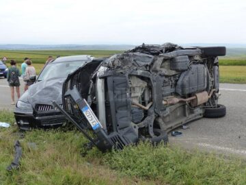 După ce a acroșat și al treilea autoturism, un BMW X6, autoturismul de teren Lexus s-a răsturnat pe șosea