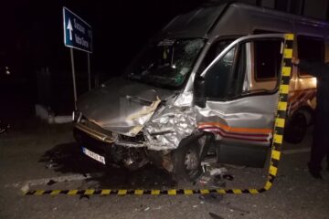 Autoutilitara marca Iveco a fost avariata, soferul de 42 de ani aflat la volan fiind ranit