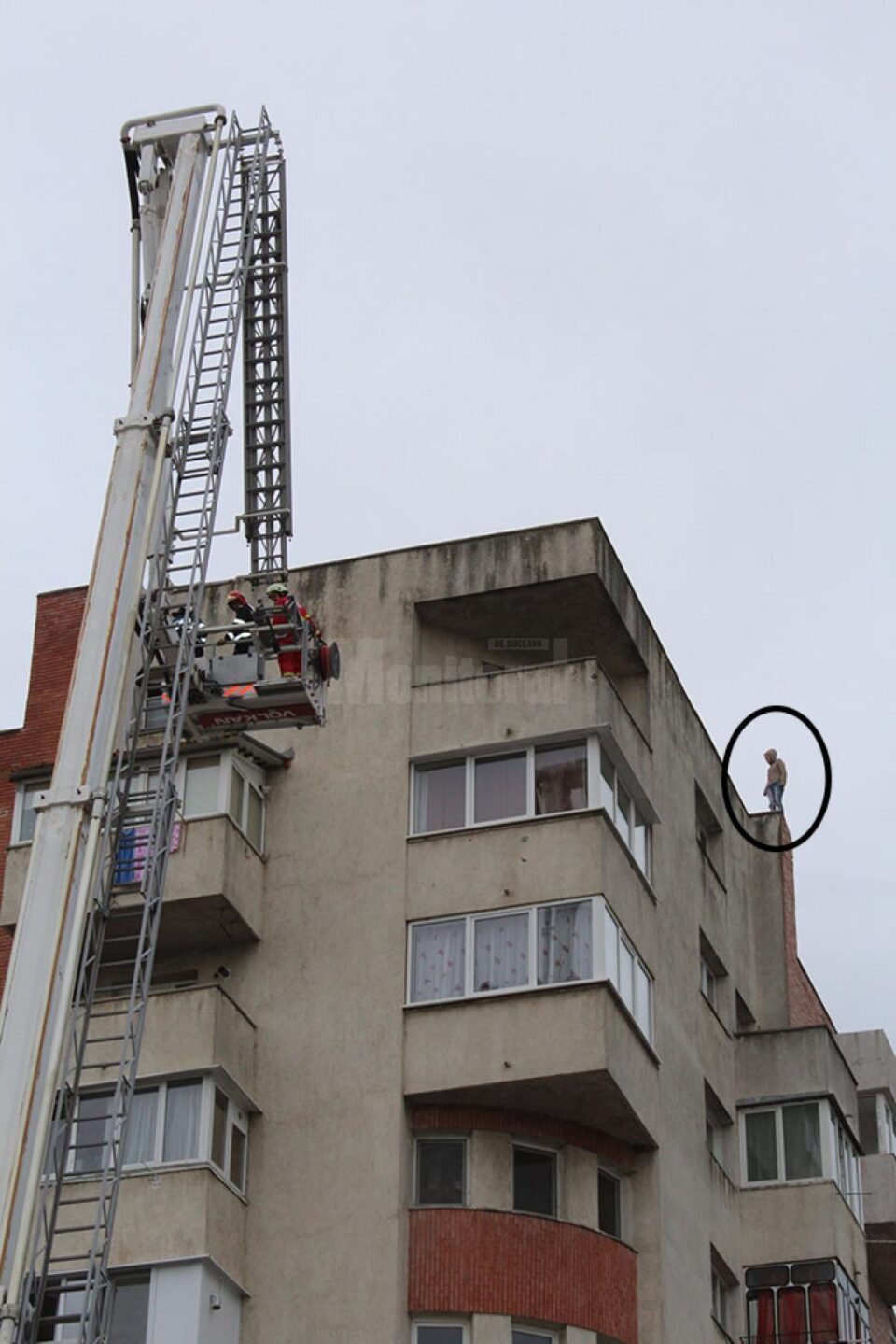 O puștoaică de 16 ani a vrut să se arunce de pe blocul turn de la ieșire din Burdujeni