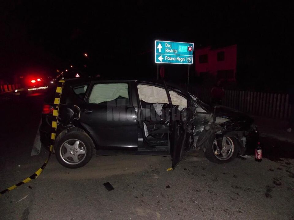 In urma impactului, autoturismul VW a fost avariat, femeia aflata la volan fiind ranita