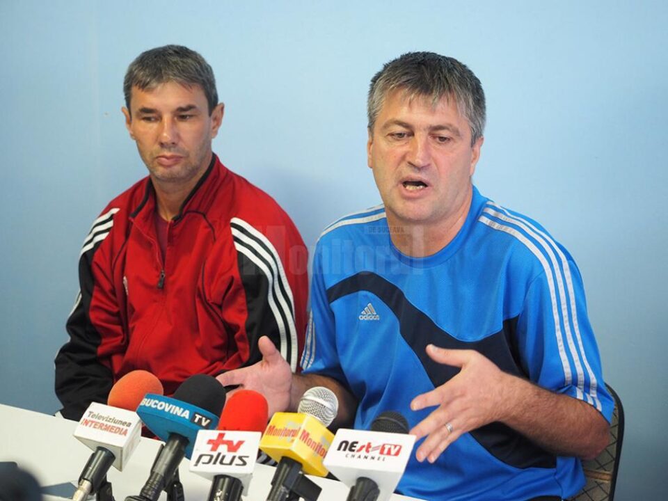 Principalul Cristi Popovici, alături de secundul Marius Gireadă