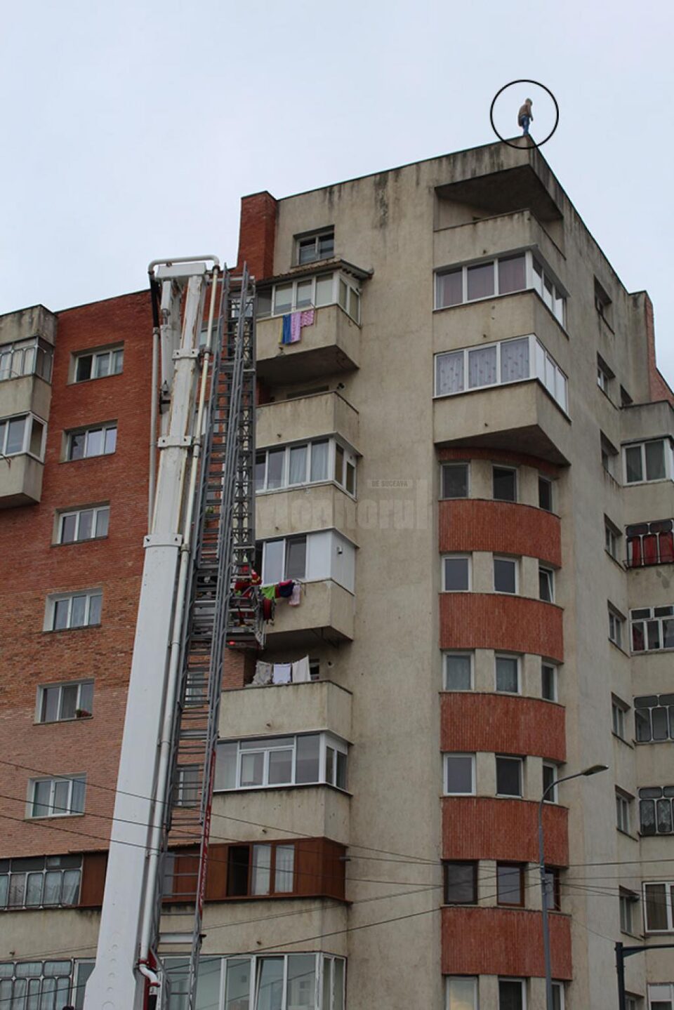Fata de 16 ani, rămasă pe drumuri, fără nici un sprijin, a vrut să se arunce de pe blocul turn de la ieșirea din Burdujeni spre Botoșani