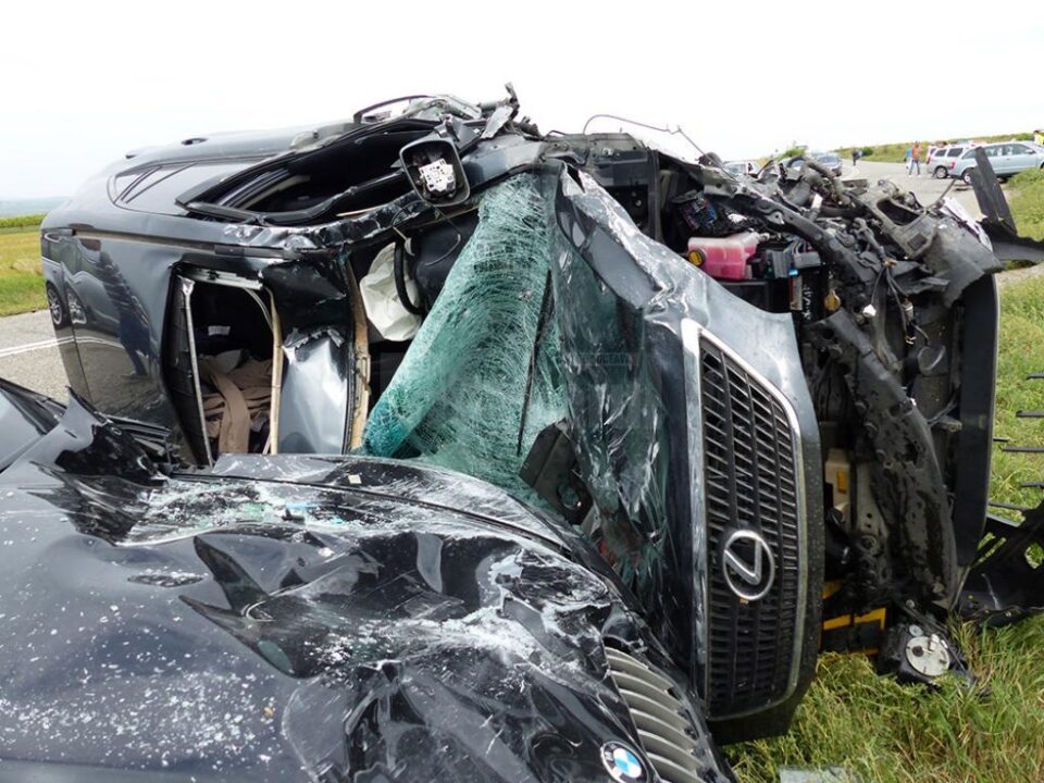 Autoturismul Lexus care a provocat accidentul a ajuns un morman de fiare Autoturismul Lexus care a provocat accidentul a ajuns un morman de fiare