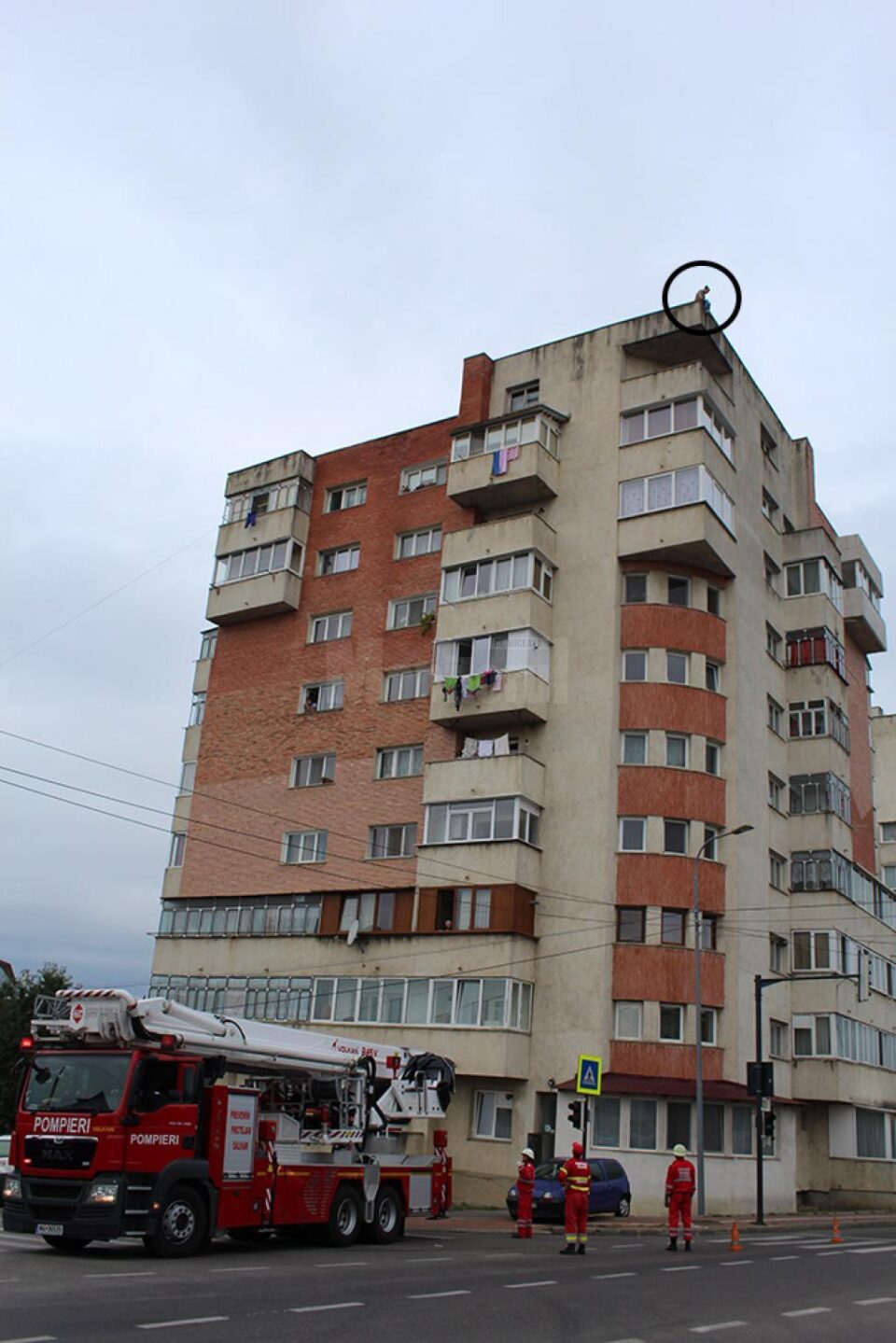 O puștoaică de 16 ani a vrut să se arunce de pe blocul turn de la ieșire din Burdujeni