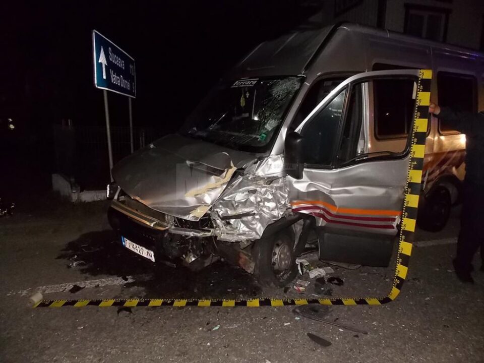 Autoutilitara marca Iveco a fost avariată, șoferul de 42 de ani aflat la volan fiind rănit