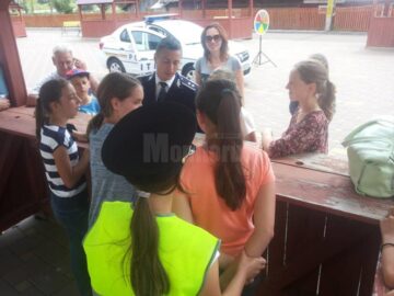 Tabere și școli de vară tematice organizate de polițiști în colaborare cu un partener englez