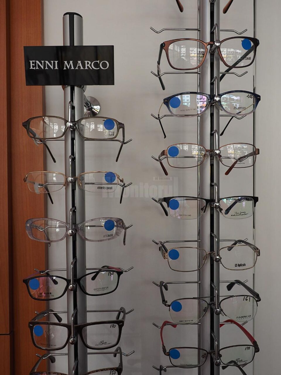 Ochelarii semnalizați la raft cu bulina albastră au reducere de 50% la rame