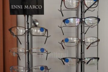 Ochelarii semnalizați la raft cu bulina albastră au reducere de 50% la rame