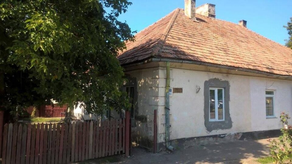 Casă cu suprafața de 44 mp situată pe Calea Cernăuți, vândută de Primăria Rădăuți cu fenomenala sumă de 2.226 de lei (500 de euro)