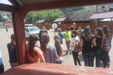 Tabere și școli de vară tematice organizate de polițiști în colaborare cu un partener englez