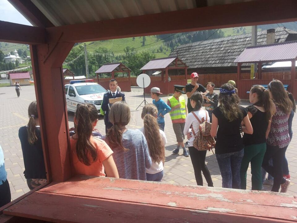 Tabere și școli de vară tematice organizate de polițiști în colaborare cu un partener englez
