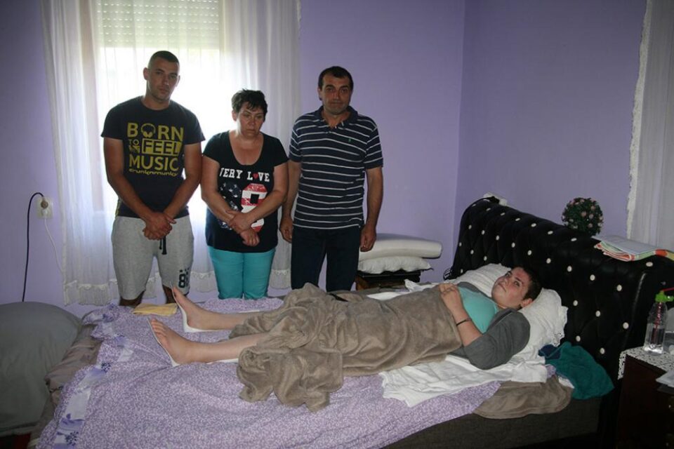 Cu coloana fracturată într-un accident rutier, Ioana continuă clasa a XII-a acasă pentru a-și împlini visul de a fi psiholog