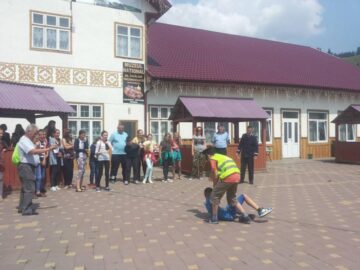 Tabere și școli de vară tematice organizate de polițiști în colaborare cu un partener englez