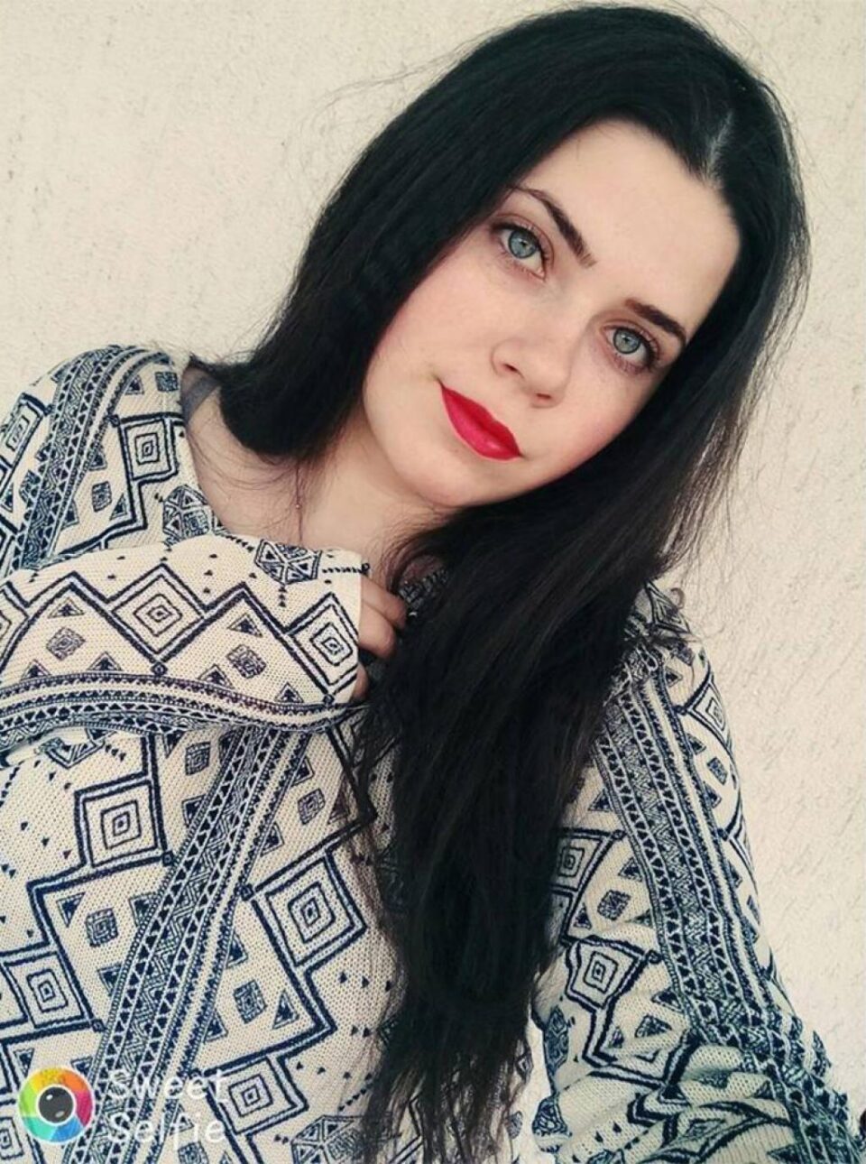 Cu coloana fracturată într-un accident rutier, Ioana continuă clasa a XII-a acasă pentru a-și împlini visul de a fi psiholog