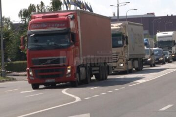 Coloane întregi de tiruri au făcut ca circulația rutiera să devină un calvar pentru trei ore