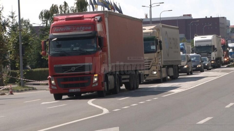 Coloane întregi de tiruri au făcut ca circulația rutiera să devină un calvar pentru trei ore