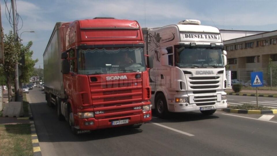 Circulând cu 30 de km pe ora, tirurile au creat adevărate coloane de mașini în spatele lor Circulând cu 30 de km pe ora, tirurile au creat adevărate coloane de mașini în spatele lor