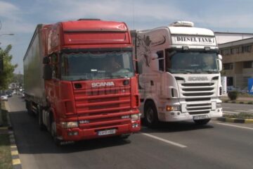 Circulând cu 30 de km pe ora, tirurile au creat adevărate coloane de mașini în spatele lor