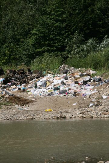 În ciuda camerelor video și a panourilor de avertizare, deșeurile din Moldovița ajung în continuare pe malul râului