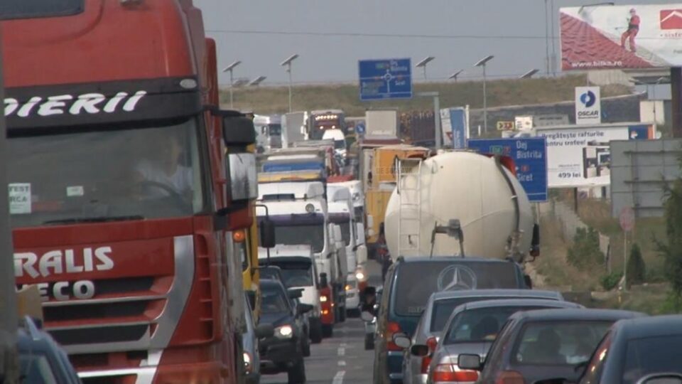 Așa arăta DN 17 la ieșirea spre Gura Humorului, luni dimineață, în jurul orei 11.00