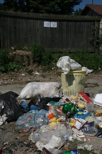În ciuda camerelor video și a panourilor de avertizare, deșeurile din Moldovița ajung în continuare pe malul râului