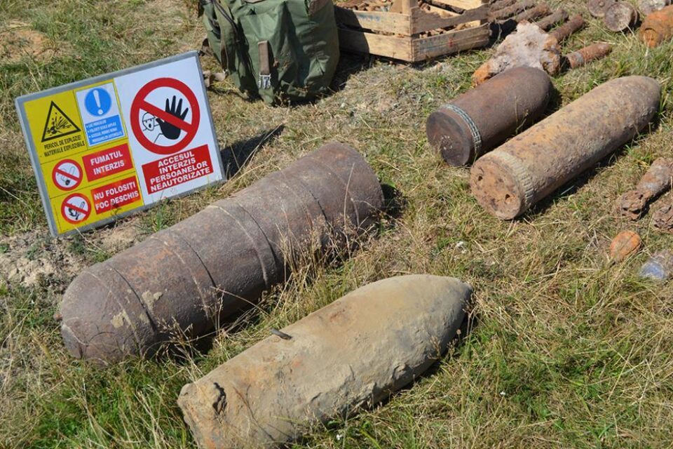 Mii de cartușe și zeci de grenade și bombe găsite în pământ, distruse de pirotehniști