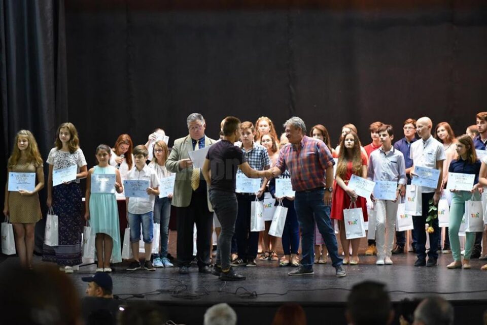 Performerii și olimpicii humoreni, premiați într-un cadru festiv, la Casa de Cultură