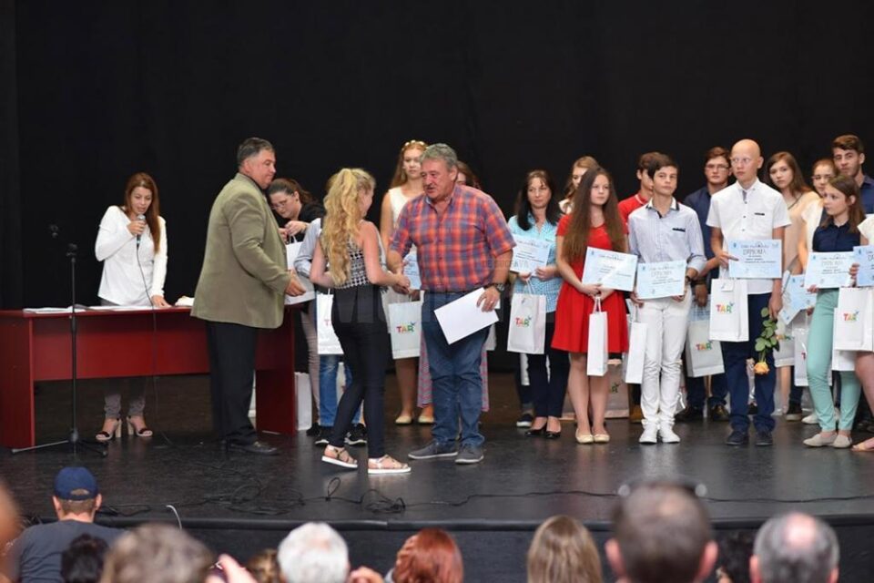 Performerii și olimpicii humoreni, premiați într-un cadru festiv, la Casa de Cultură