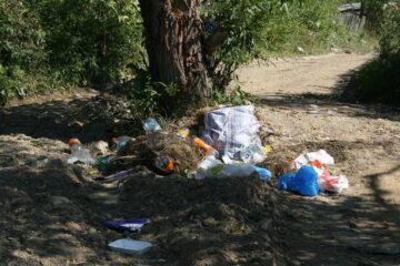 În ciuda camerelor video și a panourilor de avertizare, deșeurile din Moldovița ajung în continuare pe malul râului