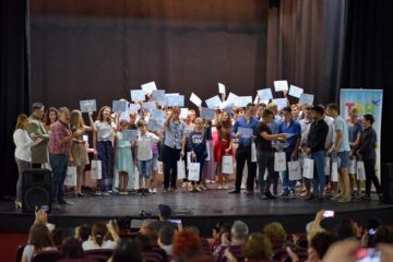 Premiere într-un cadru festiv