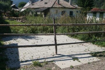 În ciuda camerelor video și a panourilor de avertizare, deșeurile din Moldovița ajung în continuare pe malul râului