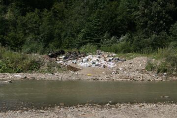 În ciuda camerelor video și a panourilor de avertizare, deșeurile din Moldovița ajung în continuare pe malul râului