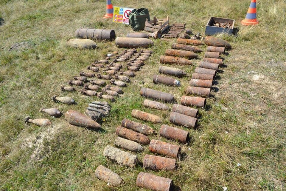 Mii de cartușe și zeci de grenade și bombe găsite în pământ, distruse de pirotehniști